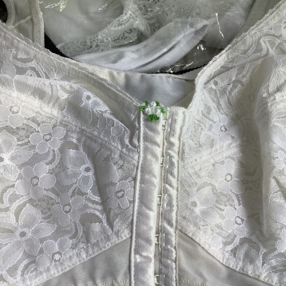 Lacy Flattering Bra size 52B front hook closure. NEW. - Picture 2 of 8